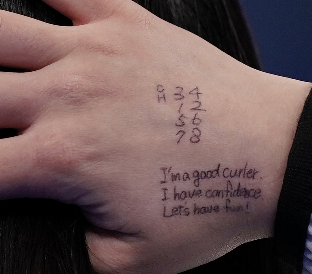 カーリング藤澤選手の 右手の文字 中学から知る会長が明かしてくれた秘話